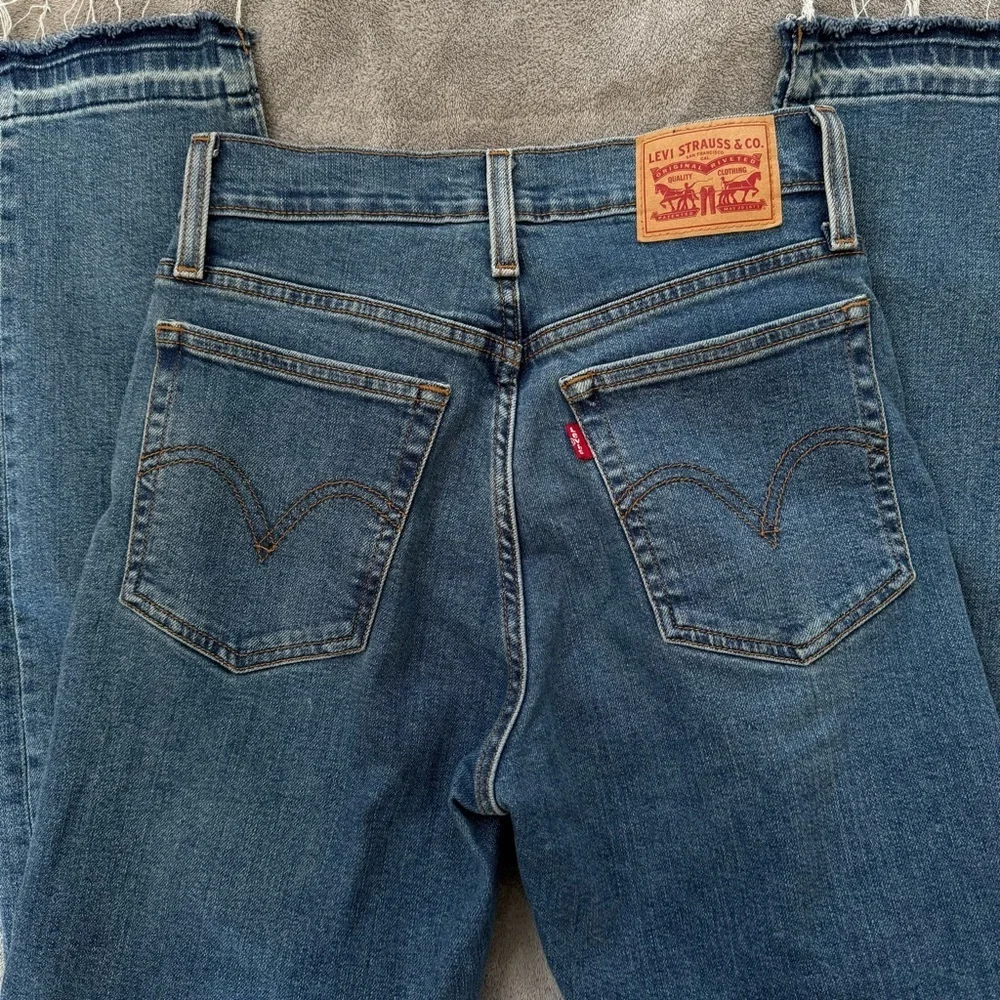 Levi’s Wedgie Straight Raw Hem Medium Wash Jeans Button Fly Size 26